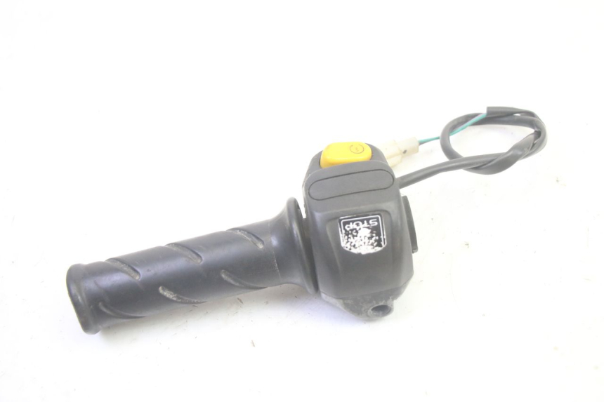 photo de INTERRUPTOR DERECHO PEUGEOT LUDIX 50 (2008 - 2017) - Primer plano técnico