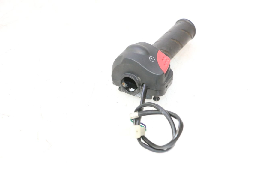 photo de INTERRUPTOR DERECHO PEUGEOT LUDIX 50 (2008 - 2017) - Primer plano técnico