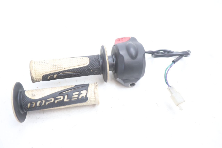 photo de INTERRUPTOR DERECHO PEUGEOT LUDIX SNAKE 2T 50 (2004 - 2014) - Otra perspectiva