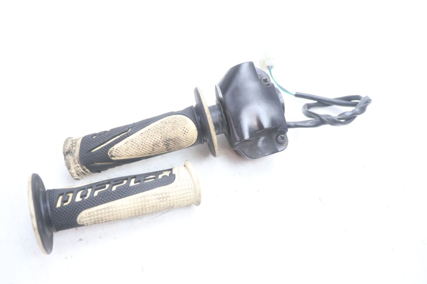 photo de INTERRUPTOR DERECHO PEUGEOT LUDIX SNAKE 2T 50 (2004 - 2014) - Primer plano técnico