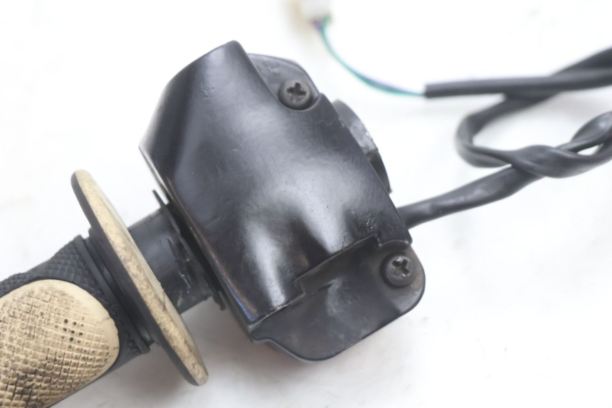 photo de INTERRUPTOR DERECHO PEUGEOT LUDIX SNAKE 2T 50 (2004 - 2014) - Estado de la superficie y material