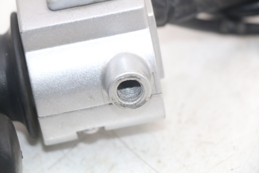 photo de INTERRUPTOR DERECHO SYM MIO 50 (2011 - 2017) - Primer plano técnico