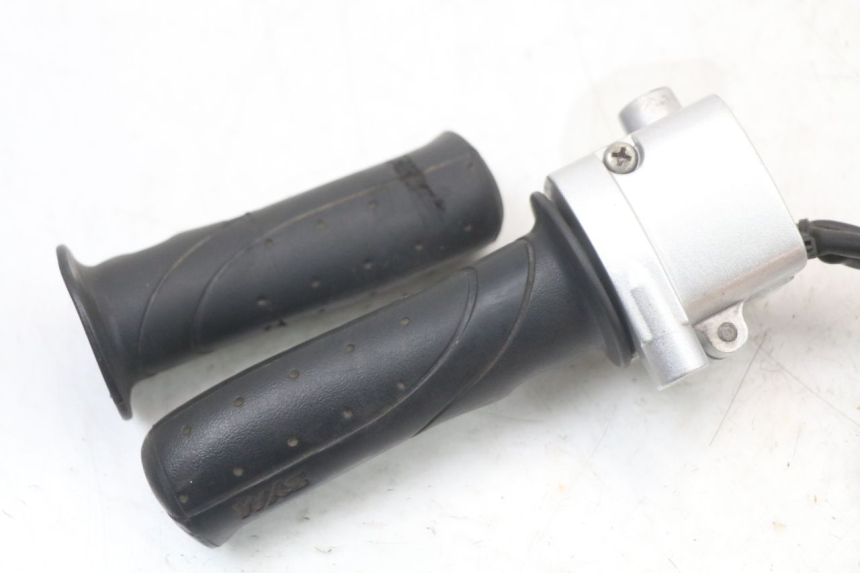 photo de INTERRUPTOR DERECHO SYM MIO 50 (2011 - 2017) - Detalles de los puntos de fijación