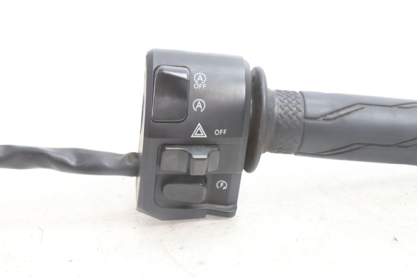 photo de CONMUTADOR DERECHA YAMAHA N-MAX NMAX 125 (2021 - 2024) - Zoom estado de uso