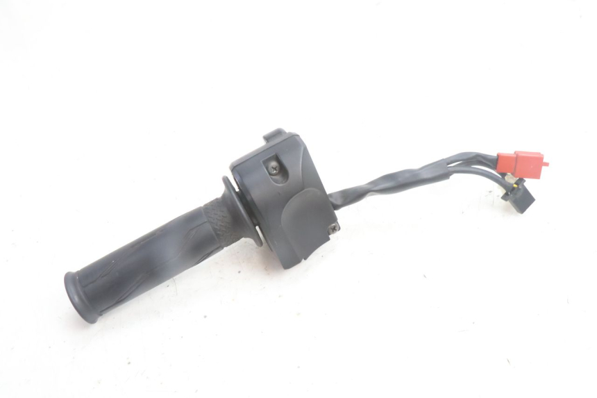 photo de CONMUTADOR DERECHA YAMAHA N-MAX NMAX 125 (2021 - 2024) - Primer plano técnico