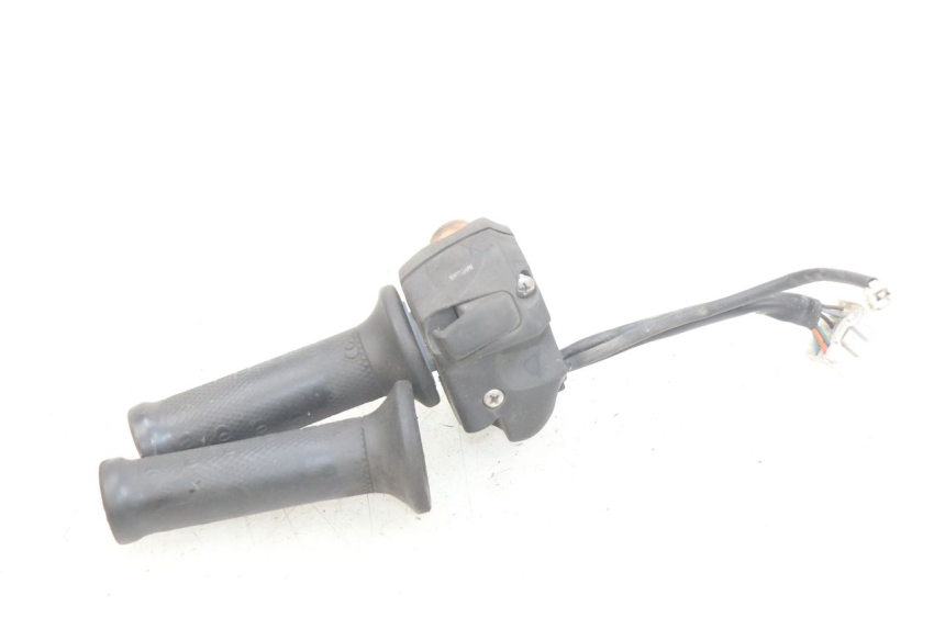 photo de INTERRUPTOR DERECHO GILERA NEXUS 125 (2007 - 2009) - Primer plano técnico
