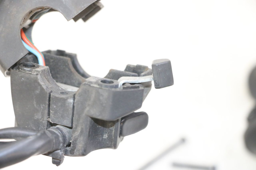 photo de INTERRUPTOR DE DIRECCIóN GILERA NEXUS 125 (2009 - 2013) - Estado de la superficie y material