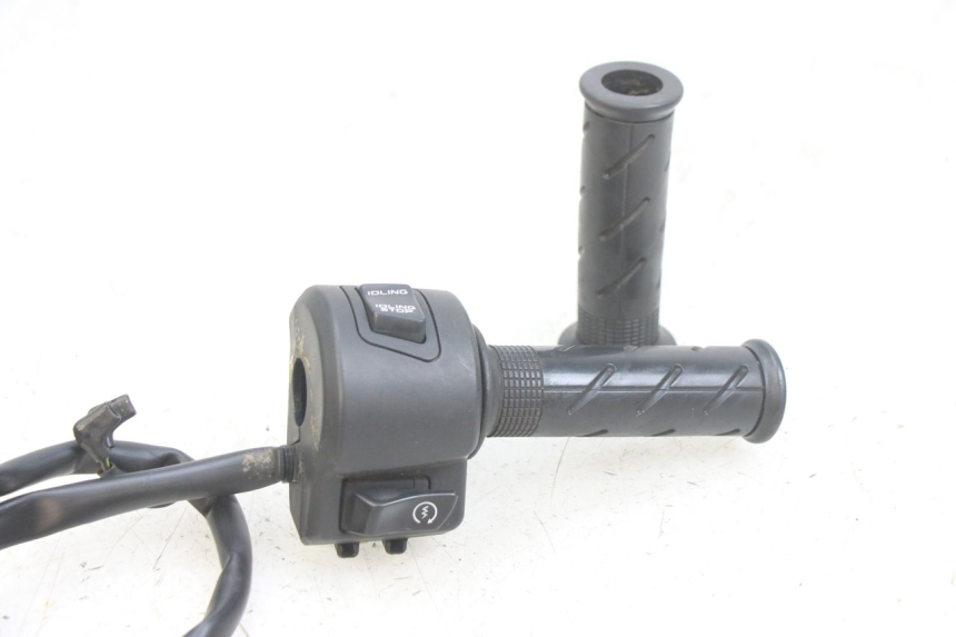 photo de INTERRUPTOR DERECHO HONDA PCX (JF47) 125 (2012 - 2013) - Primer plano técnico
