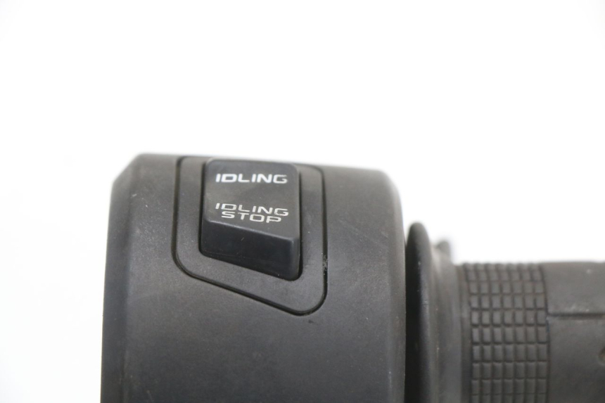 photo de INTERRUPTOR DERECHO HONDA PCX (JF47) 125 (2012 - 2013) - Primer plano técnico