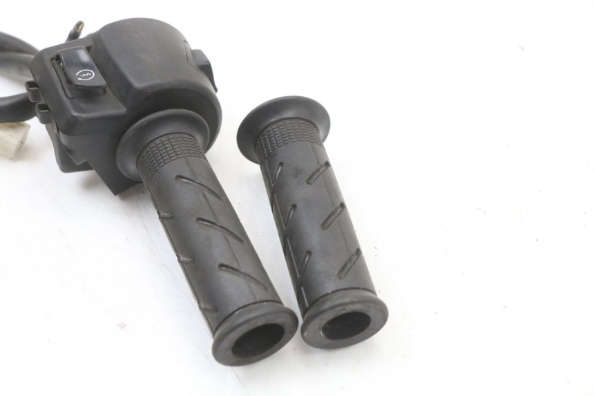 photo de INTERRUPTOR DERECHO HONDA PCX (JF47) 125 (2012 - 2013) - Estado de la superficie y material