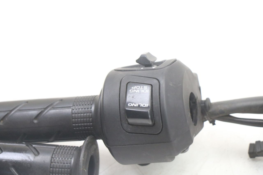 photo de CONMUTADOR DERECHA HONDA PCX (JF57/JF64) 125 (2014 - 2018) - Primer plano técnico