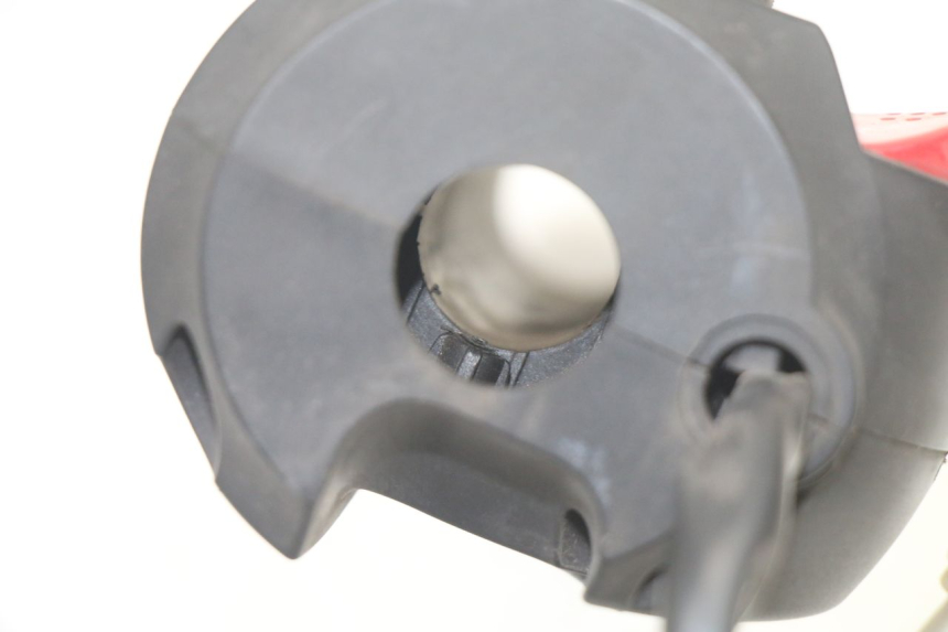 photo de INTERRUPTOR DERECHO PEUGEOT CITYSTAR 125 (2011 - 2017) - Primer plano técnico