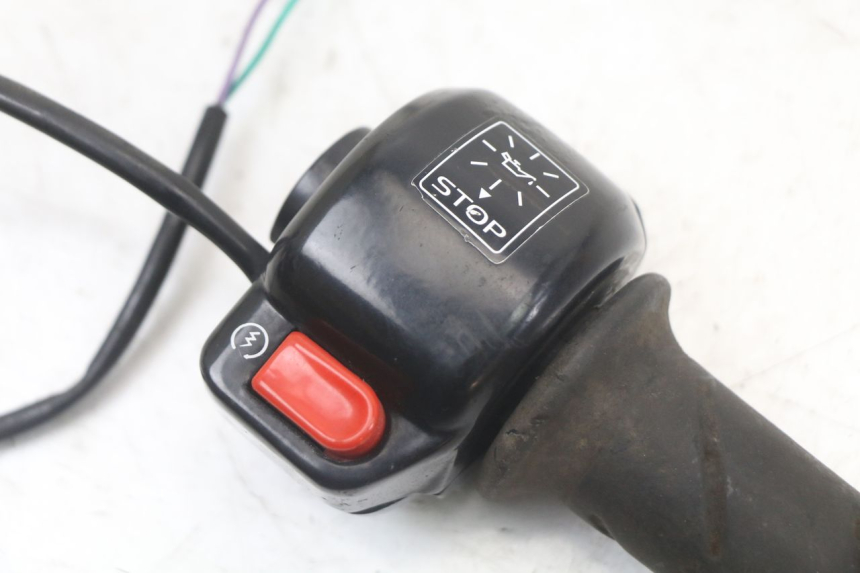 photo de INTERRUPTOR DERECHO PEUGEOT LUDIX 50 (2005 - 2007) - Zoom estado de uso