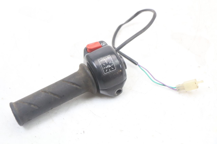 photo de INTERRUPTOR DERECHO PEUGEOT LUDIX 50 (2005 - 2007) - Otra perspectiva