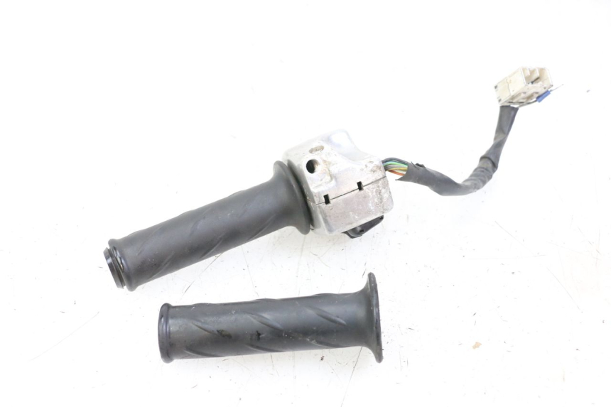 photo de CONMUTADOR DERECHA PIAGGIO BEVERLY 125 (1998 - 2005) - Primer plano técnico