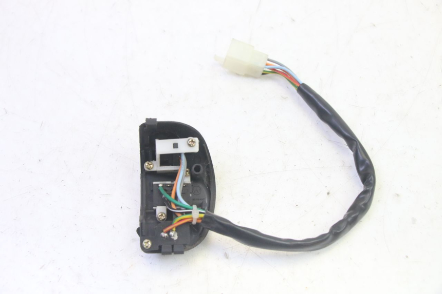 photo de CONMUTADOR DERECHA EFUN PUSA 1 - Primer plano técnico