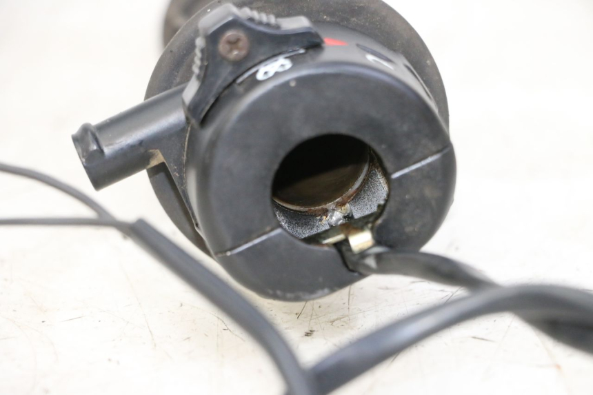 photo de INTERRUPTOR DERECHO YAMAHA PW 80 (1983 - 2014) - Primer plano técnico