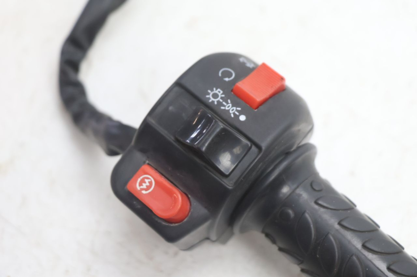 photo de CONMUTADOR DERECHA RAZZO QTR 50 (2011 - 2018) - Detalle de la pieza