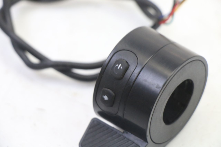 photo de CONMUTADOR DERECHA PUNK ELECTRIC RIDER 1 - Detalle de la pieza