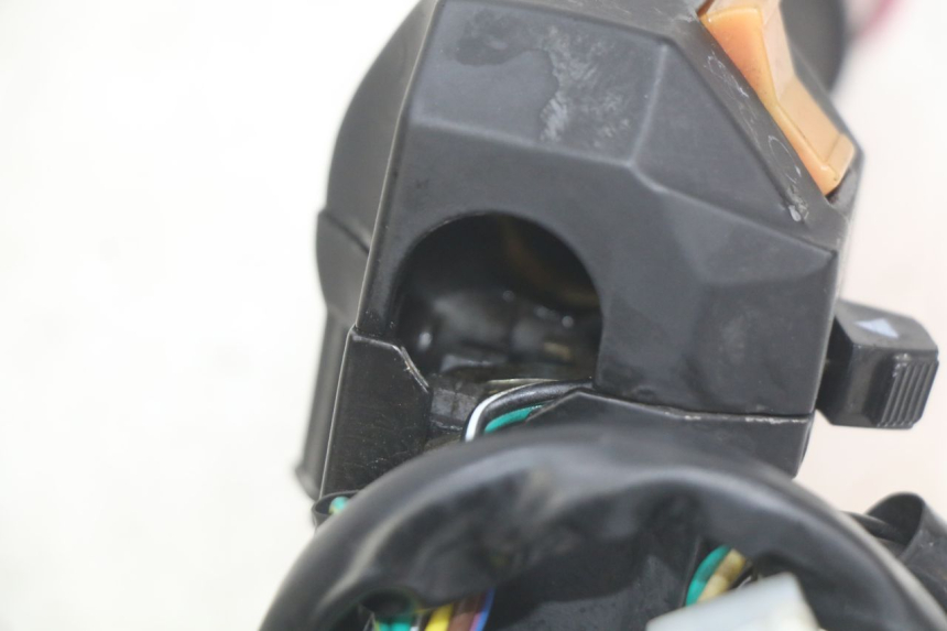 photo de INTERRUPTOR DERECHO YAMASAKI ROADSTER 50 (2013 - 2018) - Detalle de la pieza