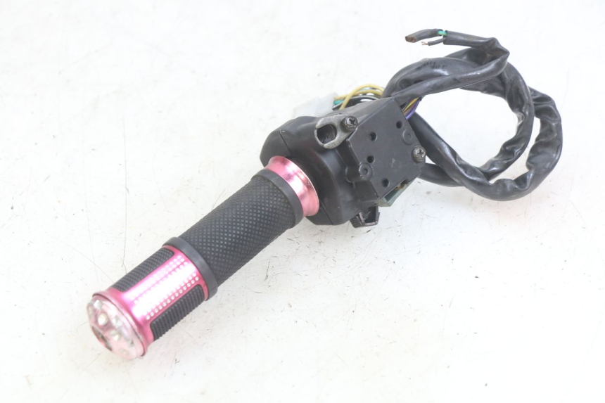 photo de INTERRUPTOR DERECHO YAMASAKI ROADSTER 50 (2013 - 2018) - Otra perspectiva