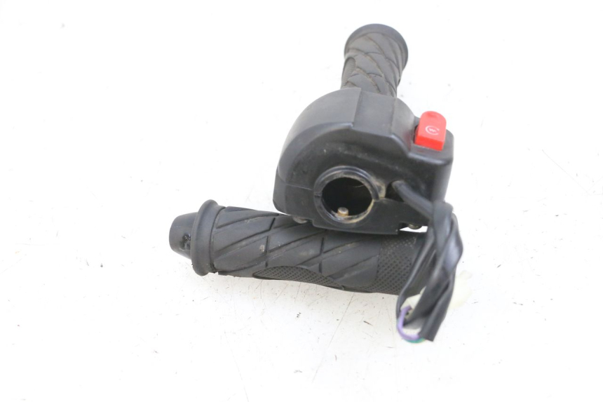 photo de INTERRUPTOR DERECHO TNT MOTOR ROMA 10' 4T 50 (2019 - 2022) - Primer plano técnico