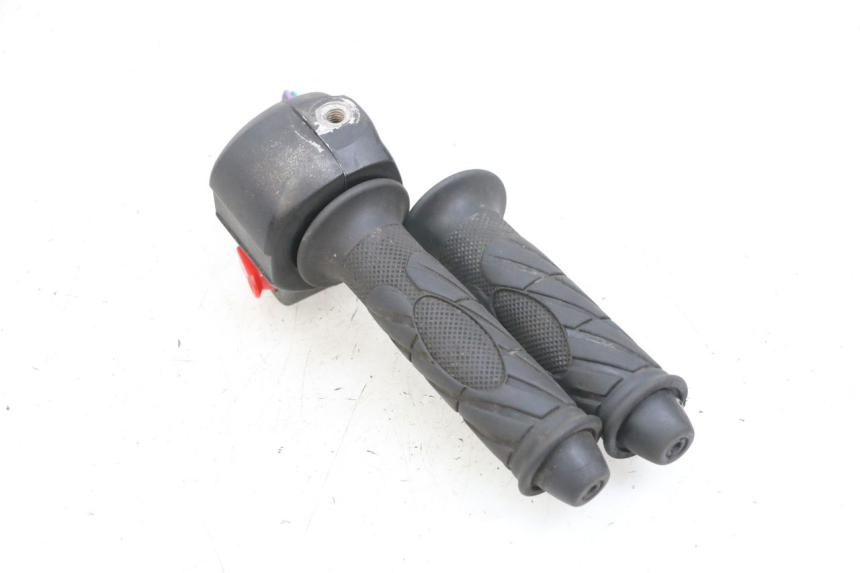 photo de INTERRUPTOR DERECHO TNT MOTOR ROMA 10' 4T 50 (2019 - 2022) - Detalles de los puntos de fijación