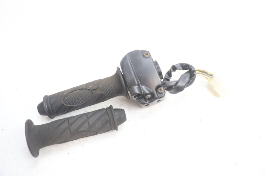 photo de INTERRUPTOR DERECHO KEEWAY RY6 2T 50 (2011 - 2019) - Primer plano técnico