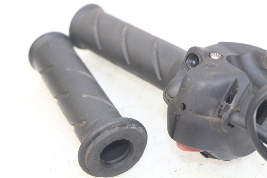 photo de INTERRUPTOR DERECHO PEUGEOT SATELIS 125 (2010 - 2012) - Zoom estado de uso