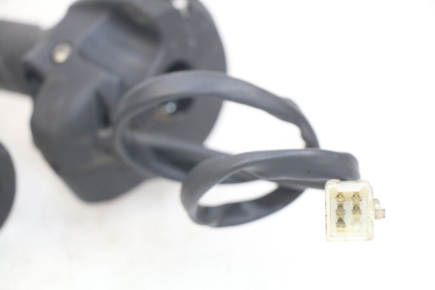 photo de INTERRUPTOR DERECHO PEUGEOT SATELIS 125 (2010 - 2012) - Otra perspectiva