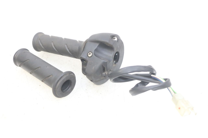 photo de INTERRUPTOR DERECHO PEUGEOT SATELIS 125 (2010 - 2012) - Primer plano técnico