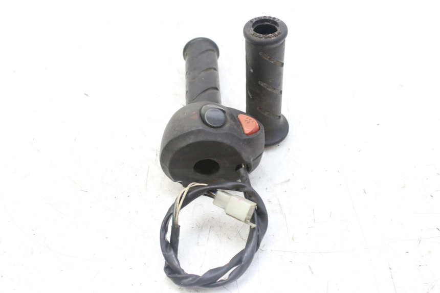 photo de INTERRUPTOR DERECHO PEUGEOT SATELIS 125 (2010 - 2012) - Primer plano técnico