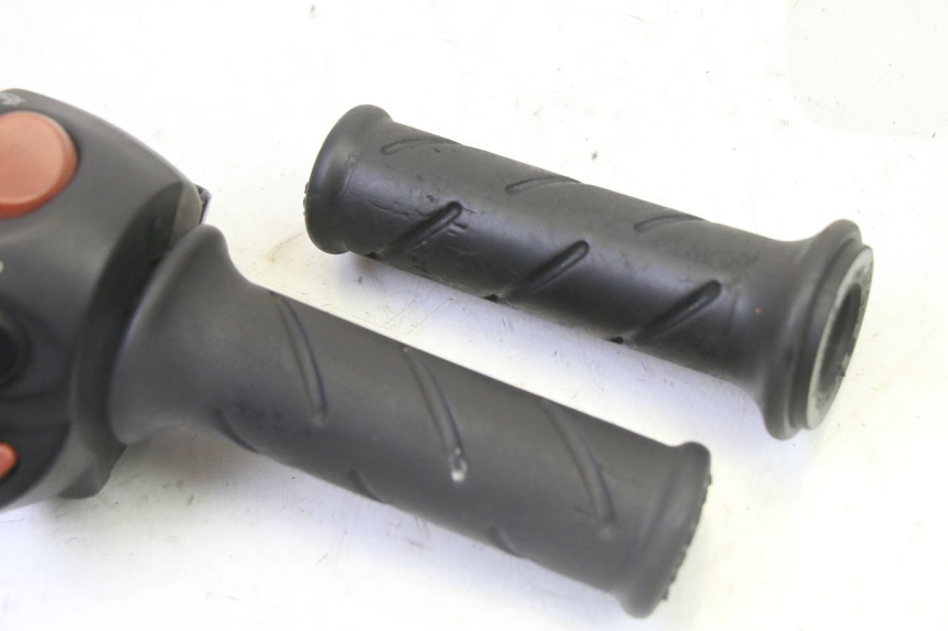 photo de CONMUTADOR DERECHA PEUGEOT SATELIS 125 (2013 - 2018) - Zoom estado de uso