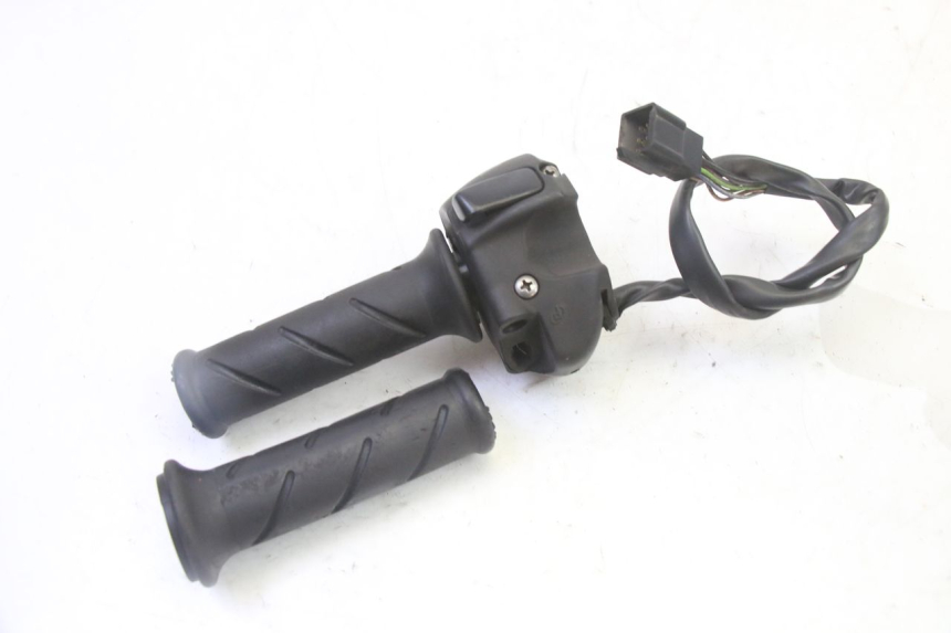 photo de CONMUTADOR DERECHA PEUGEOT SATELIS 125 (2013 - 2018) - Primer plano técnico