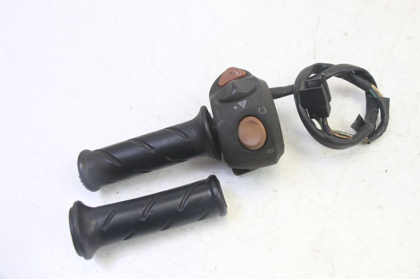 photo de CONMUTADOR DERECHA PEUGEOT SATELIS 125 (2013 - 2018) - Primer plano técnico