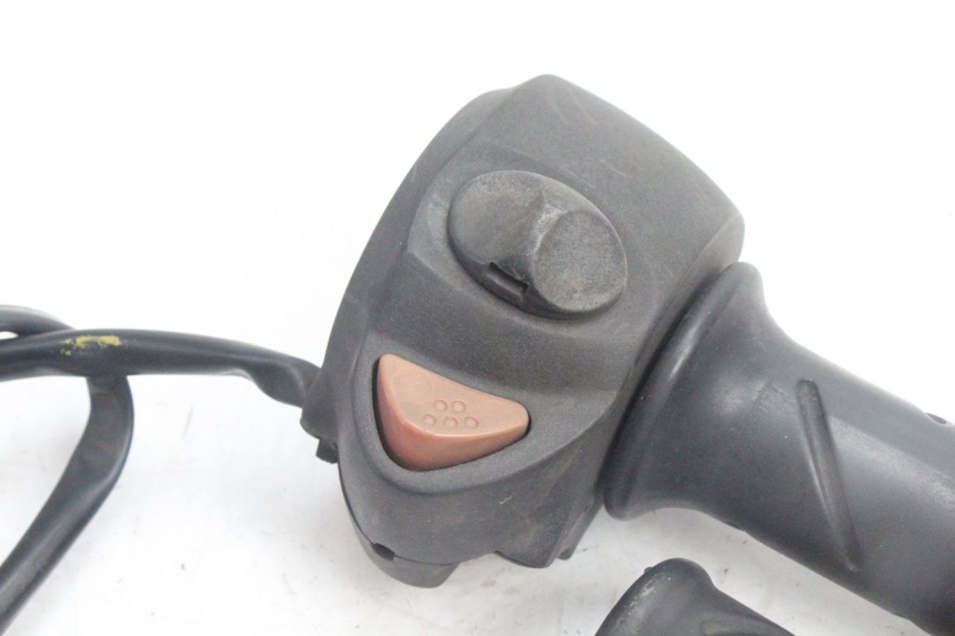 photo de INTERRUPTOR DERECHO PEUGEOT SATELIS 125 (2006 - 2009) - Zoom estado de uso