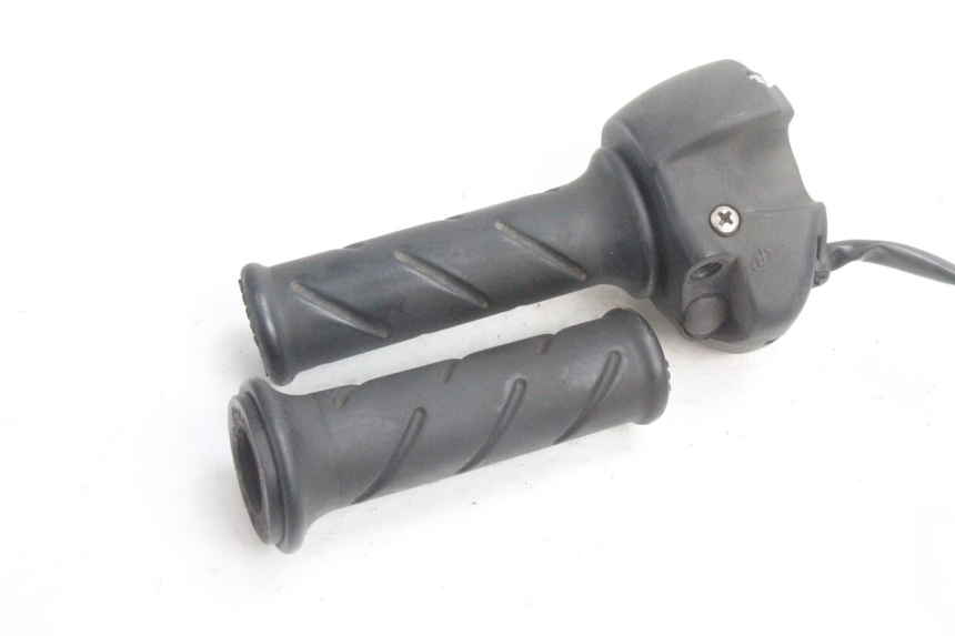 photo de INTERRUPTOR DERECHO PEUGEOT SATELIS 125 (2006 - 2009) - Primer plano técnico