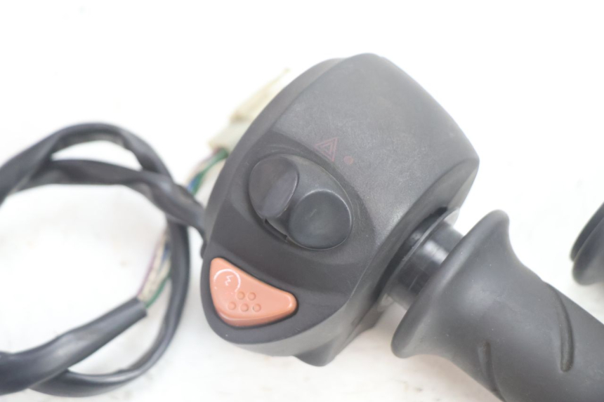 photo de INTERRUPTOR DERECHO PEUGEOT SATELIS 125 (2006 - 2009) - Detalle de la pieza