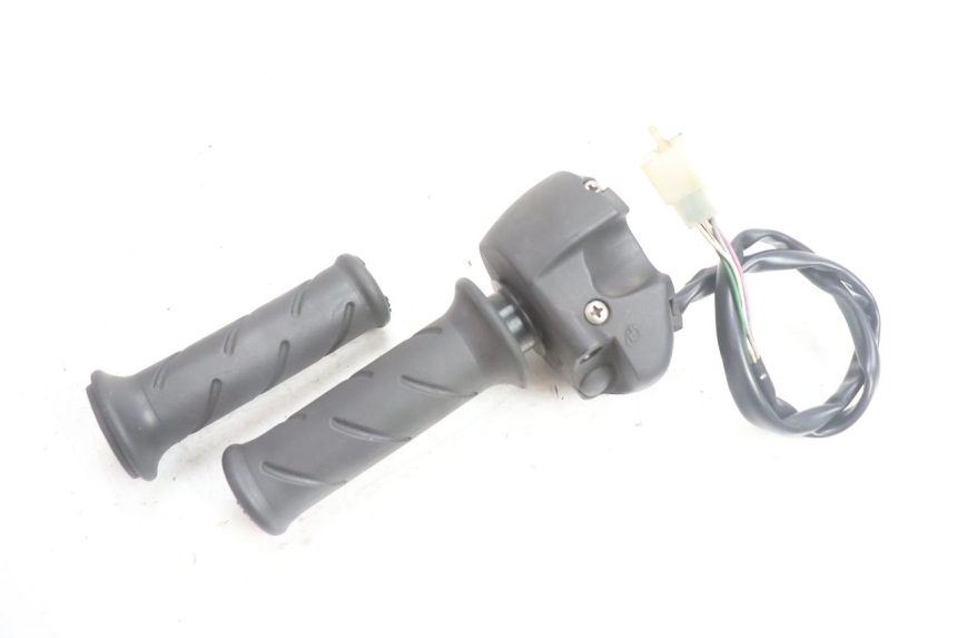 photo de INTERRUPTOR DERECHO PEUGEOT SATELIS 125 (2006 - 2009) - Primer plano técnico