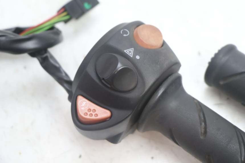 photo de CONMUTADOR DERECHA PEUGEOT SATELIS 125 (2013 - 2018) - Detalle de la pieza