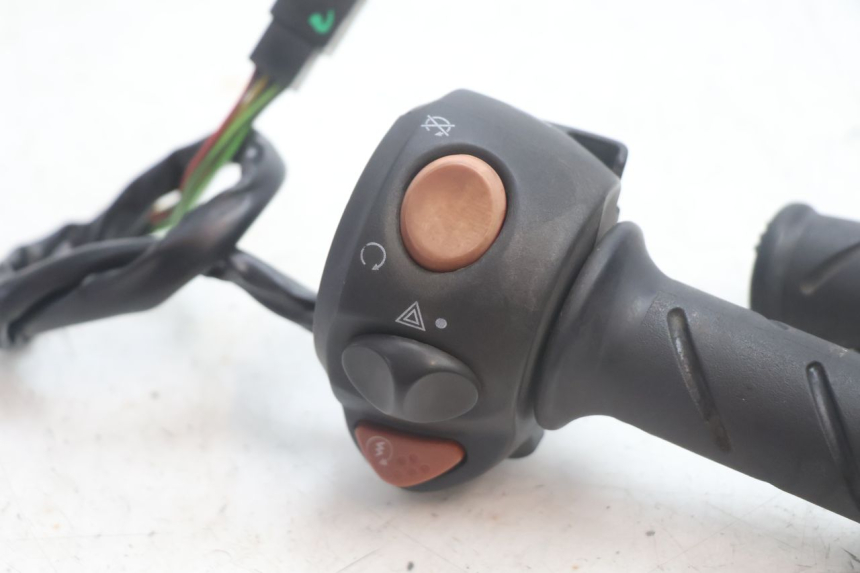 photo de CONMUTADOR DERECHA PEUGEOT SATELIS 125 (2013 - 2018) - Zoom estado de uso