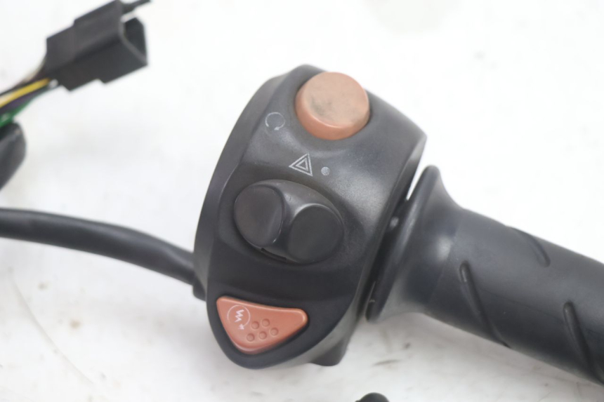 photo de CONMUTADOR DERECHA PEUGEOT SATELIS 125 (2013 - 2018) - Detalle de la pieza