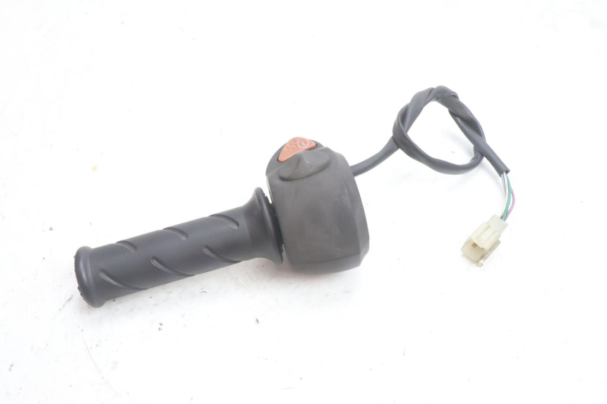 photo de INTERRUPTOR DERECHO PEUGEOT SATELIS 125 (2006 - 2009) - Primer plano técnico