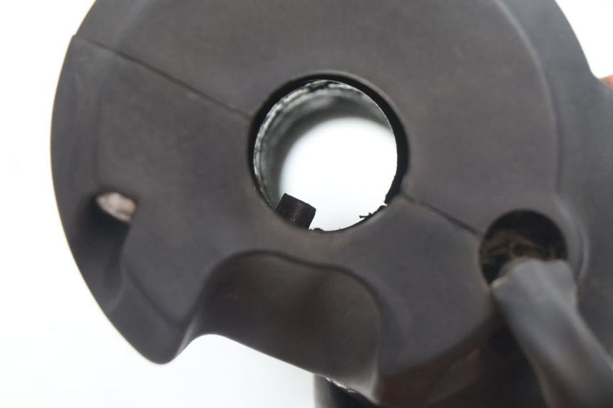 photo de INTERRUPTOR DERECHO PEUGEOT SATELIS 125 (2006 - 2009) - Detalles de los puntos de fijación