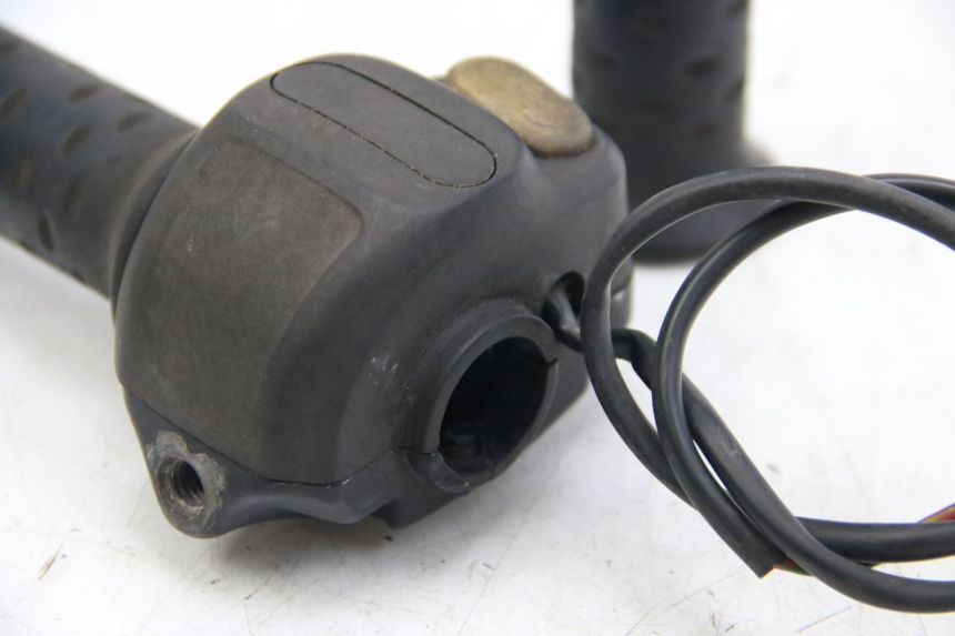 photo de INTERRUPTOR DERECHO APRILIA SCARABEO 4T 50 (2009 - 2017) - Detalle de la pieza