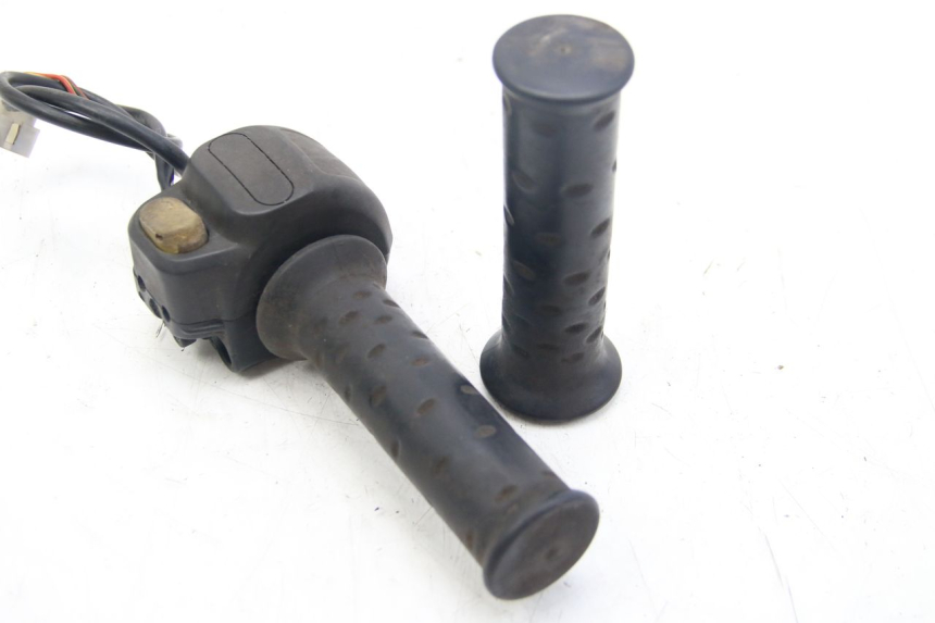 photo de INTERRUPTOR DERECHO APRILIA SCARABEO 4T 50 (2009 - 2017) - Otra perspectiva