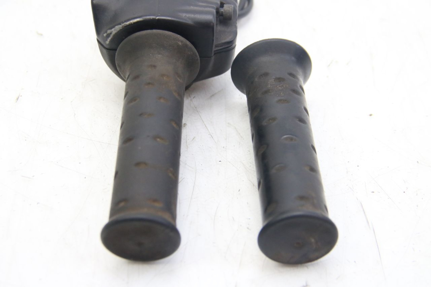 photo de INTERRUPTOR DERECHO APRILIA SCARABEO 4T 50 (2009 - 2017) - Primer plano técnico