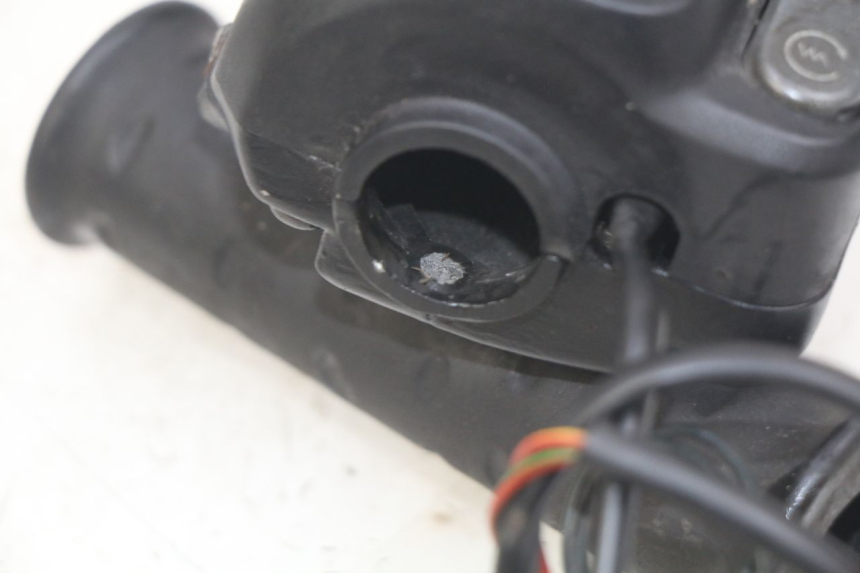 photo de INTERRUPTOR DERECHO APRILIA SCARABEO 100 (2003 - 2012) - Zoom estado de uso