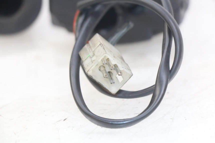 photo de INTERRUPTOR DERECHO APRILIA SCARABEO 100 (2003 - 2012) - Primer plano técnico