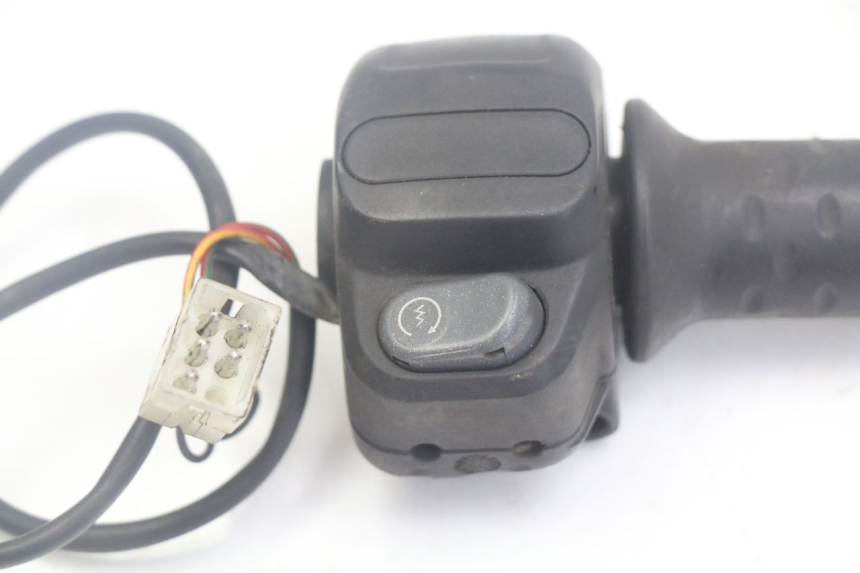 photo de INTERRUPTOR DERECHO APRILIA SCARABEO 100 (2003 - 2012) - Zoom estado de uso